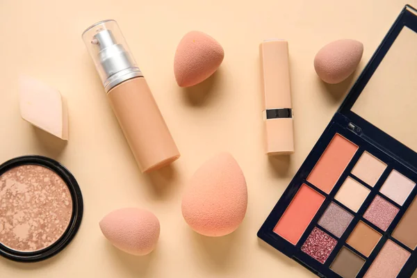 Makeup Houby Kosmetické Výrobky Béžovém Pozadí — Stock fotografie