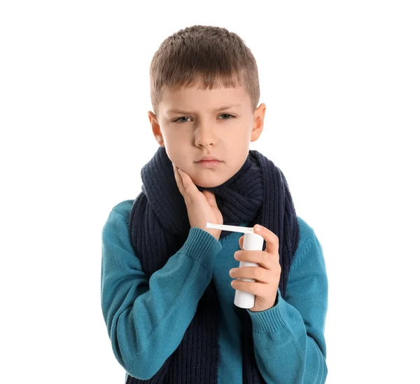 Anak Kecil Sakit Dengan Inhaler Pada Latar Belakang Putih — Stok Foto