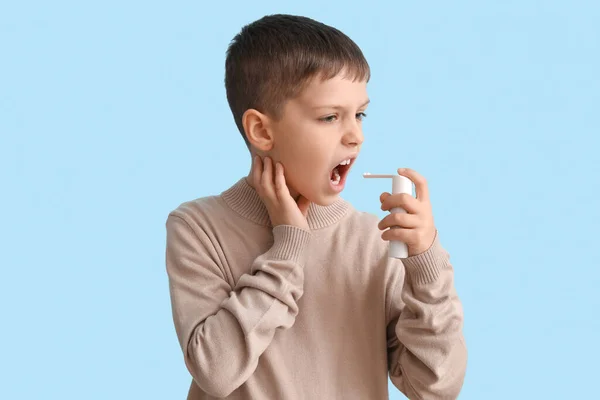 Niño Enfermo Con Inhalador Sobre Fondo Azul — Foto de Stock