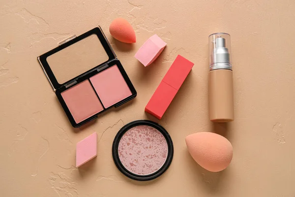 Esponjas Maquillaje Productos Cosméticos Sobre Fondo Marrón —  Fotos de Stock