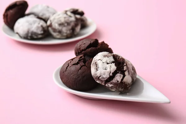 분홍색 배경에 맛있는 초콜릿 브라우니 쿠키를 곁들인 — 스톡 사진