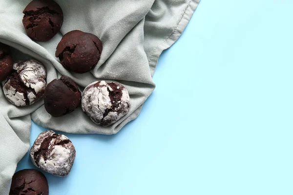 Leckere Schokolade Brownie Cookies Und Serviette Auf Blauem Hintergrund — Stockfoto