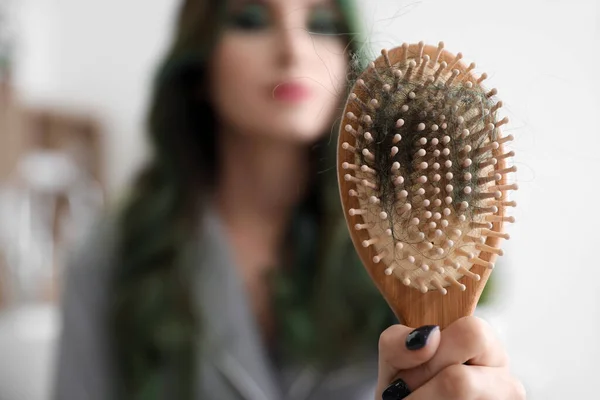 Genç Kadın Saç Kaybı Sorunu Evde Closeup Ile — Stok fotoğraf