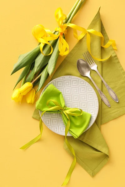 Prachtige Tafelopstelling Met Gele Tulpen Achtergrond — Stockfoto