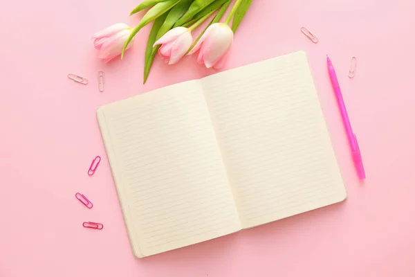 Blanco Notitieboekje Pen Clips Tulpen Roze Achtergrond — Stockfoto