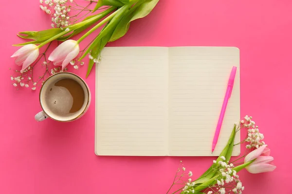 Samenstelling Met Blanco Notitieboekje Pen Mooie Bloemen Kopje Koffie Kleur — Stockfoto