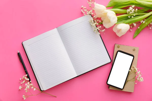 Samenstelling Met Blanco Notitieboek Bloemen Mobiele Telefoon Kleur Achtergrond — Stockfoto