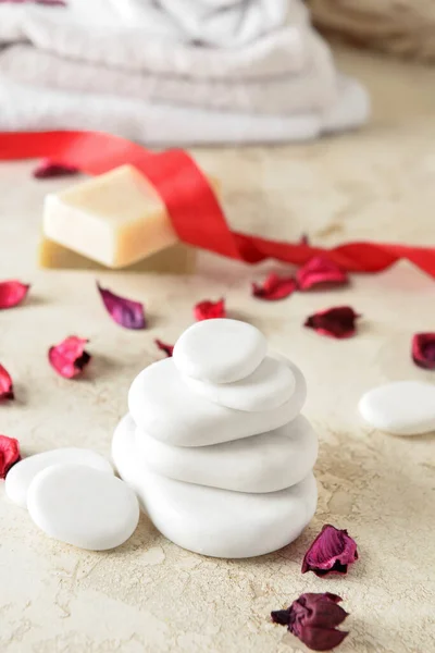 Piedras Balnearias Naturales Sobre Fondo Beige Celebración San Valentín — Foto de Stock