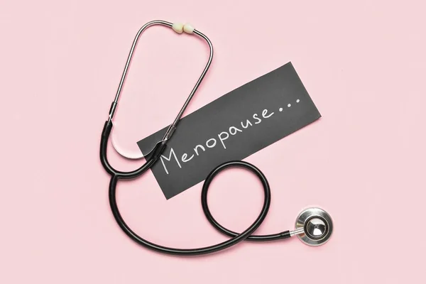 Бумага Словом Menopause Стетоскоп Розовом Фоне — стоковое фото