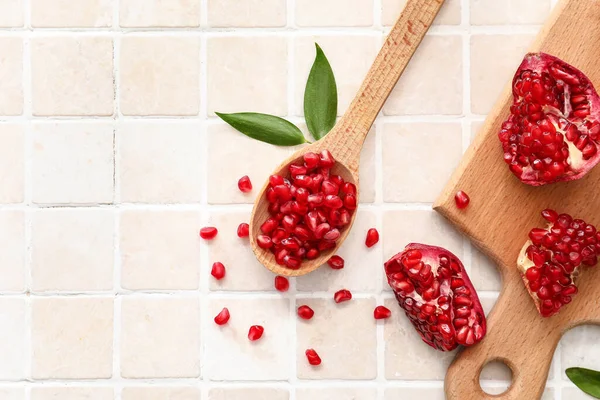 Ripe Delicious Pomegranate Light Tile Background — Stock Photo, Image