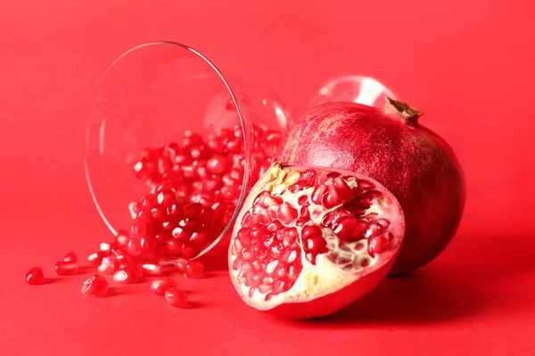 Glass Ripe Delicious Pomegranate Red Background — Stock Photo, Image