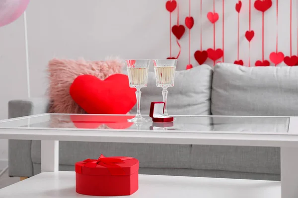 Box Mit Verlobungsring Und Champagnergläsern Auf Dem Tisch Zum Valentinstag — Stockfoto