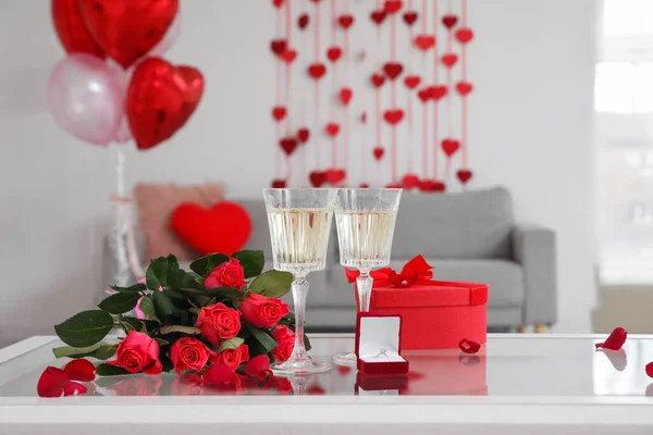 Verlobungsring Blumen Champagnergläser Und Geschenkbox Auf Dem Tisch Zum Valentinstag — Stockfoto