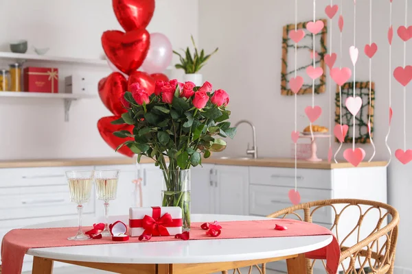 Bicchieri Champagne Anello Fidanzamento Fiori Sul Tavolo Pranzo Cucina Leggera — Foto Stock