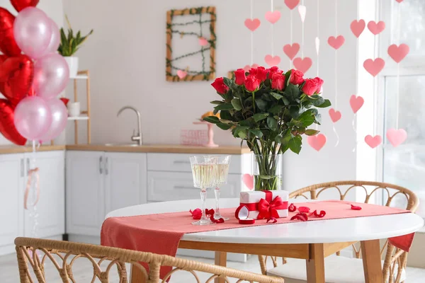 Sektgläser Verlobungsring Blumen Und Geschenkbox Auf Dem Esstisch Der Küche — Stockfoto