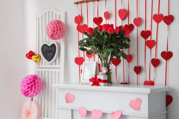 Blumenstrauß Leerer Fotorahmen Geschenkbox Und Verlobungsring Auf Kaminsims Für Den — Stockfoto