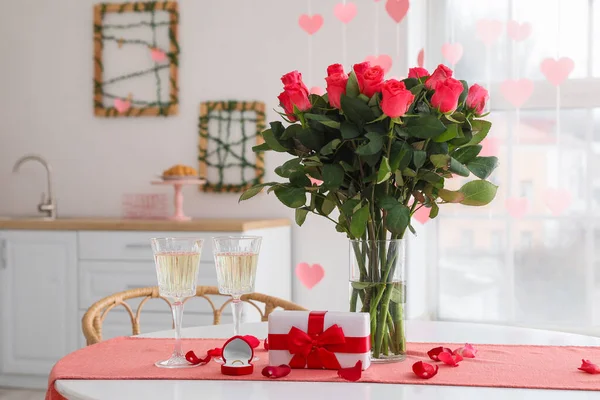 Окуляри Шампанського Обручка Квіти Обідньому Столі Світлій Кімнаті — стокове фото