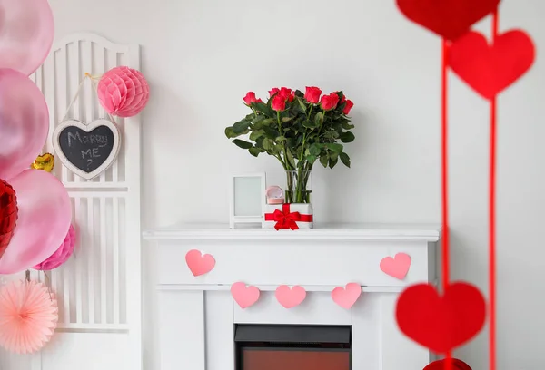 Coffret Cadeau Bague Fiançailles Fleurs Sur Cheminée Près Mur Lumineux — Photo