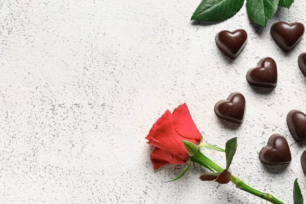 Leckere Schokoladenbonbons Und Rosenblüten Auf Hellem Hintergrund Nahaufnahme — Stockfoto