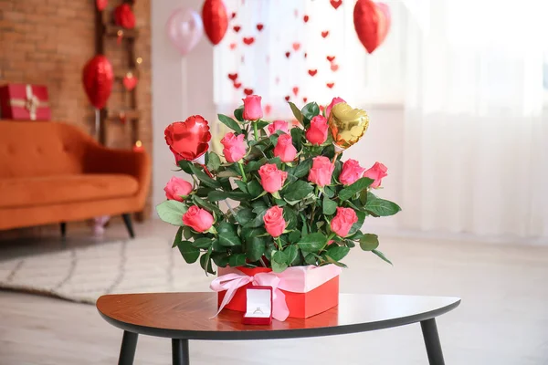 Box Mit Schönen Rosen Und Verlobungsring Auf Dem Tisch Wohnzimmer — Stockfoto