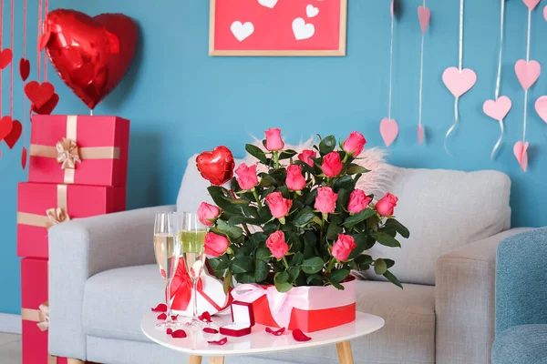 Schachteln Mit Verlobungsring Champagnergläsern Und Rosen Auf Dem Tisch Zum — Stockfoto