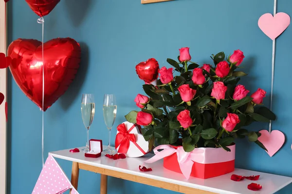 Schachteln Mit Verlobungsring Champagnergläsern Und Rosen Auf Dem Tisch Neben — Stockfoto