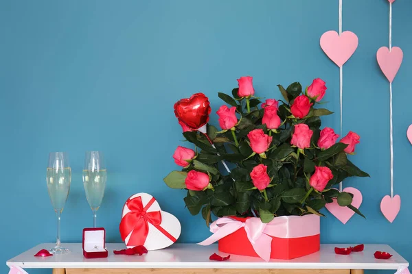Schachteln Mit Verlobungsring Champagnergläsern Und Rosen Auf Dem Tisch Neben — Stockfoto