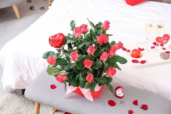 Pudełko Różami Pierścionkiem Zaręczynowym Ławce Sypialni Urządzone Walentynki — Zdjęcie stockowe