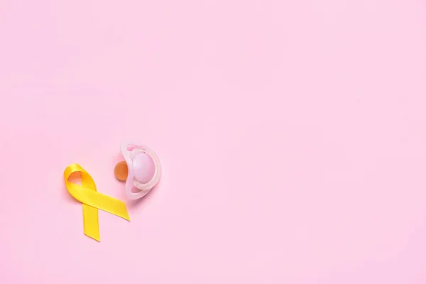 Golden Medvetenhet Band Och Napphållare Färg Bakgrund Internationella Barncancerdagen — Stockfoto