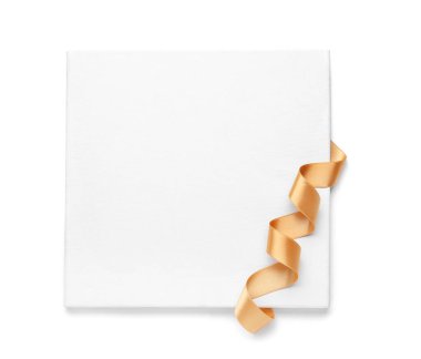 Beyaz arkaplanda altın kurdeleli boş tahta