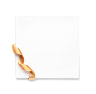 Beyaz arkaplanda altın kurdeleli boş tahta