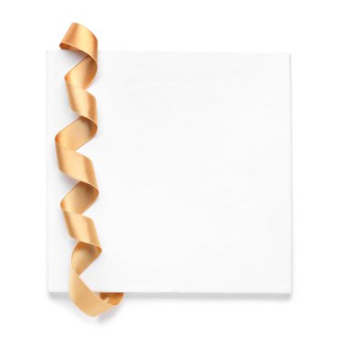 Beyaz arkaplanda altın kurdeleli boş tahta