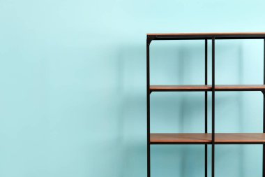 Renk arkaplanındaki modern raf birimi