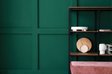 Raf ünitesi ve pouf renk duvarı yanında