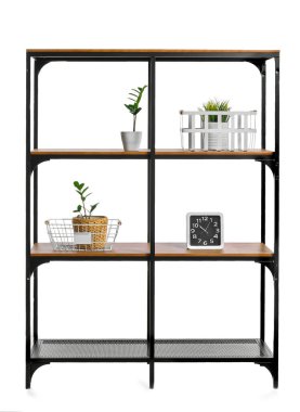 Beyaz arkaplanda dekor olan raf ünitesi duruyor