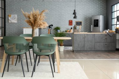 Modern mutfakta yemek masası ve sandalyeler.