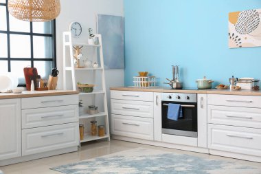 Beyaz tezgahlı, aydınlık, modern mutfağın içi.