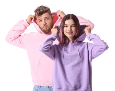 Beyaz arka planda kapüşonlu havalı genç çift
