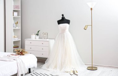 Tören için hazırlanmış gelinlikle yatak odasının içinde.