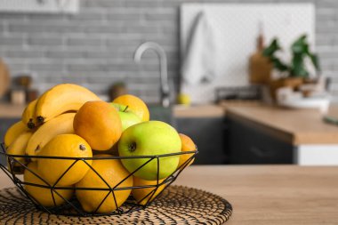 Mutfaktaki masada farklı meyveler olan sepet, yakın plan.