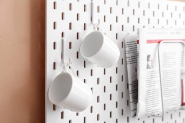 Renk duvarında bardaklar olan tahta, yakın plan.