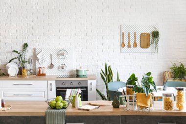 Mutfak masasının iç tarafında elmalı meyve sepeti