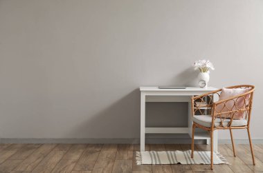 Aydınlık odada yastıklı hasır sandalye