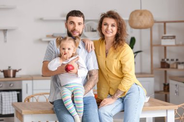 Mutfakta genç ve mutlu bir aile