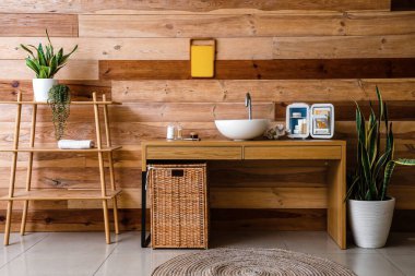 Lavabosu ve kozmetik buzdolabı olan şık bir banyo.