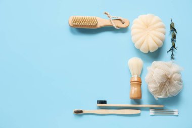 Renk arkaplanında farklı banyo malzemelerine sahip kompozisyon