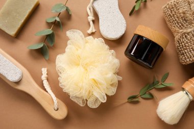 Banyo malzemeleri, kozmetik ve okaliptüs dalları renk arkaplanı, yakın plan