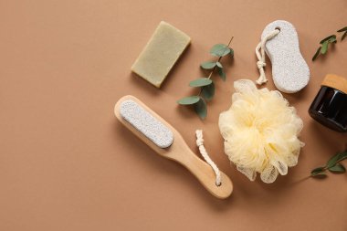 Banyo malzemeleri ve okaliptüs dalları renk arkaplanında