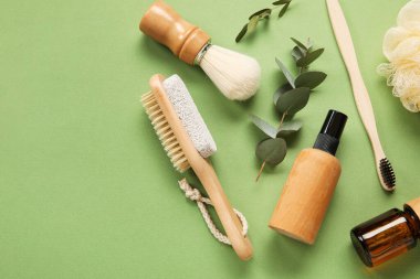 Yeşil arka planda banyo malzemeleri ve kozmetik ürünleri