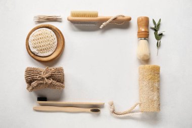 Açık arkaplanda banyo aksesuarlarından yapılmış çerçeve